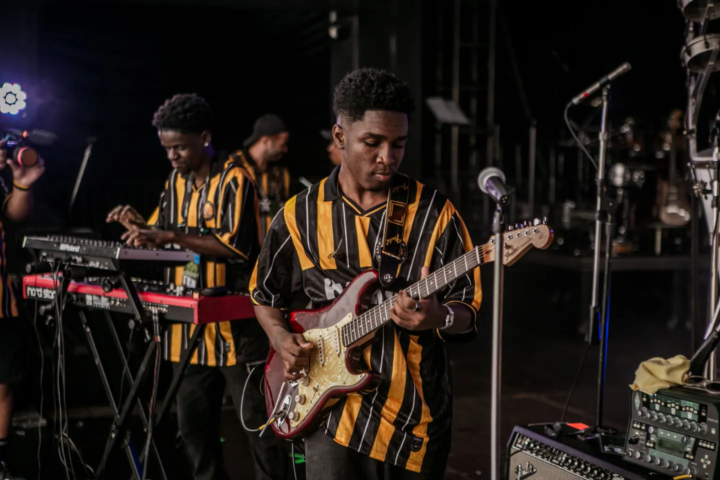 Banda usando a Jersey 93 na passagem de som